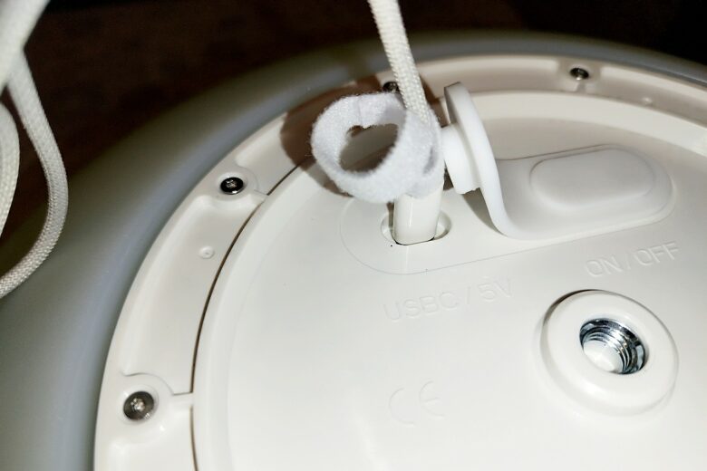 Le Galet GuirLED en gros plan montre son port USB-C et son interrupteur pour une utilisation facile.
