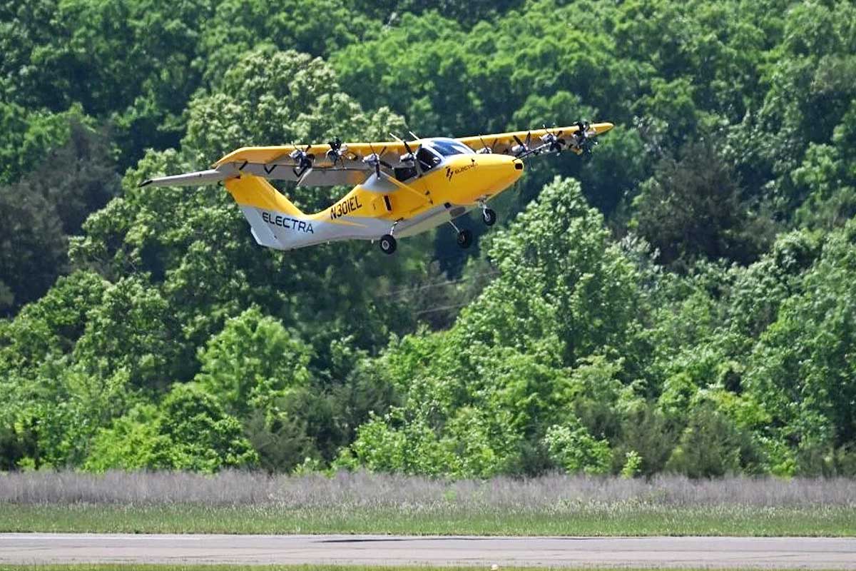 Un avion qui décolle.