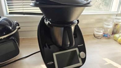 Un Thermomix TM6 sur un plan de travail.
