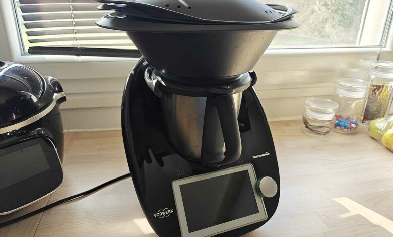 Un Thermomix TM6 sur un plan de travail.