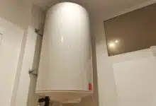 Un ballon d'eau chaude dans un logement.