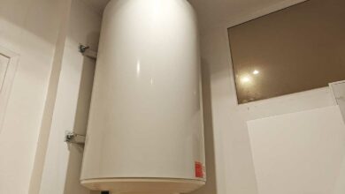 Un ballon d'eau chaude dans un logement.
