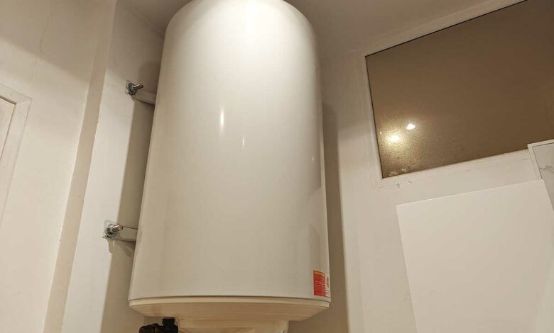 Un ballon d'eau chaude dans un logement.