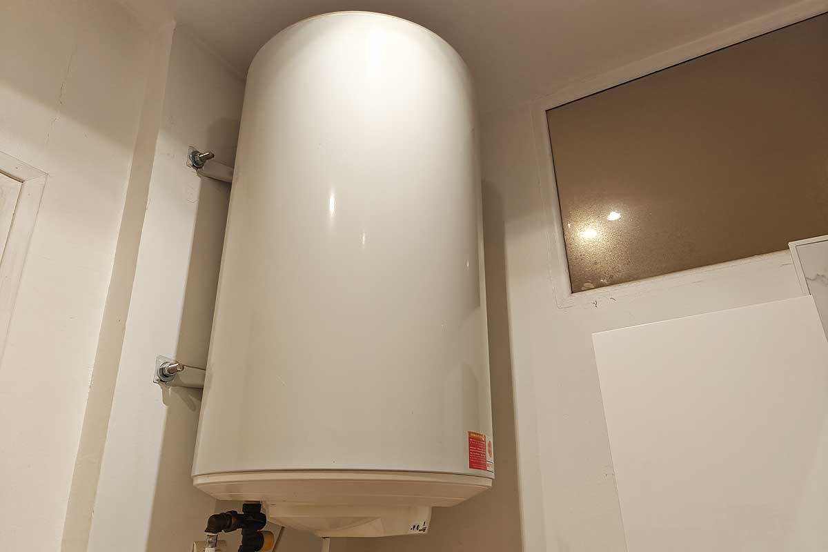 Un ballon d'eau chaude dans un logement.