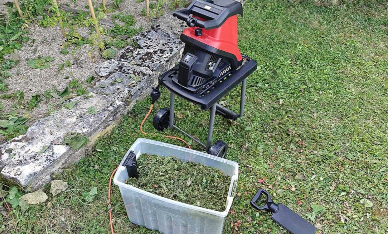 Un broyeur électrique pour réduire les déchets végétaux.