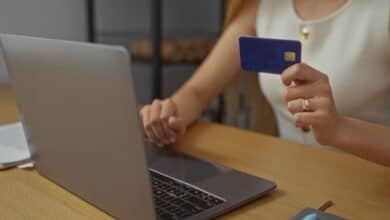 Une femme effectue un achat en ligne sur son ordinateur.