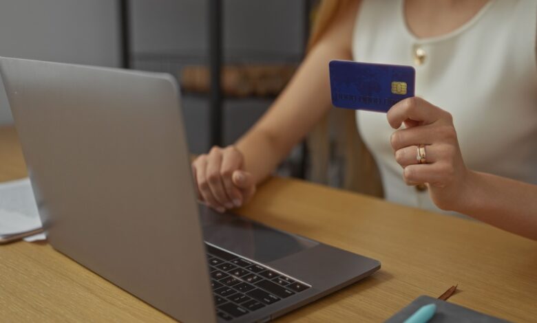 Une femme effectue un achat en ligne sur son ordinateur.