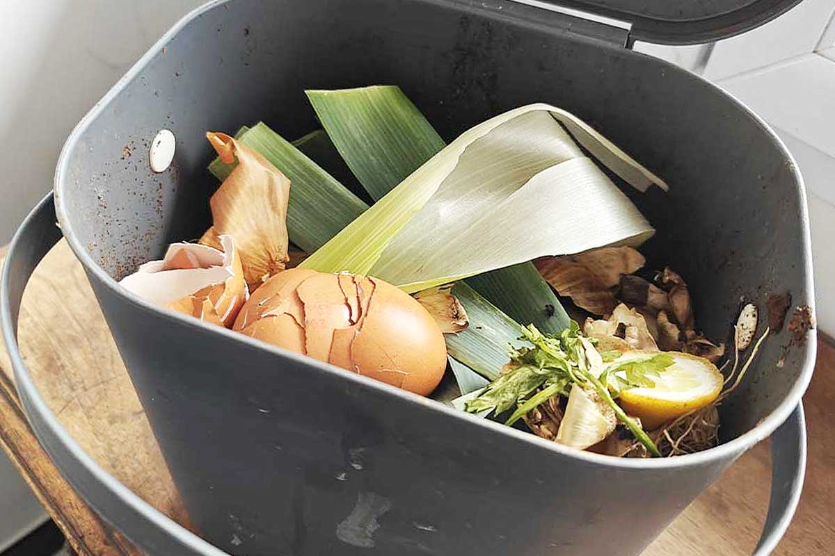 Un composteur de cuisine pour les déchets alimentaires.