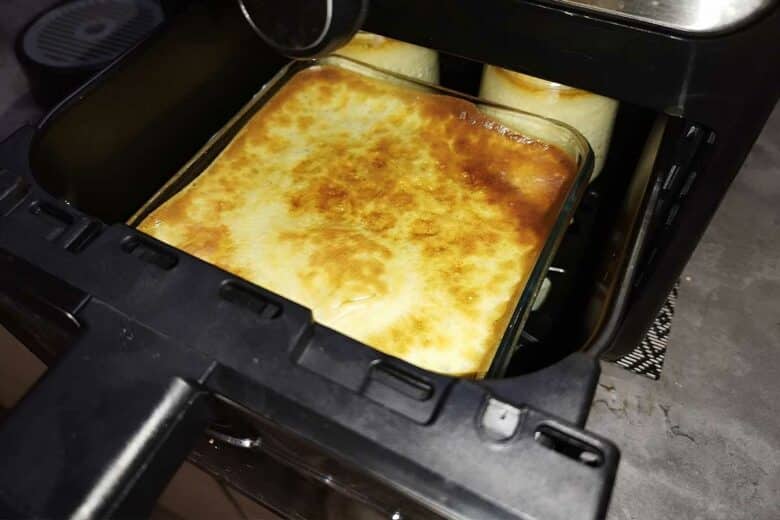 Une préparation dans un plat en verre qui cuit dans un airfryer.