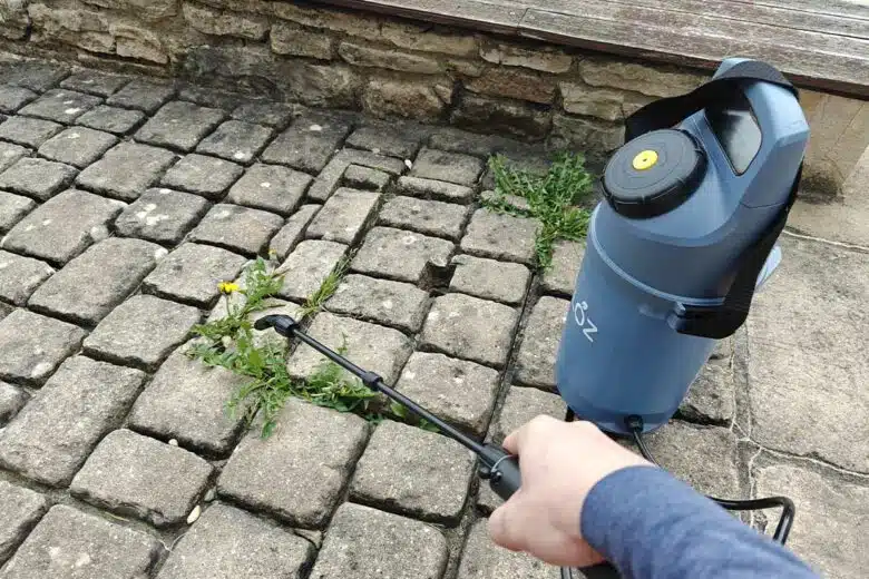 Désherbage avec un pulvérisateur.