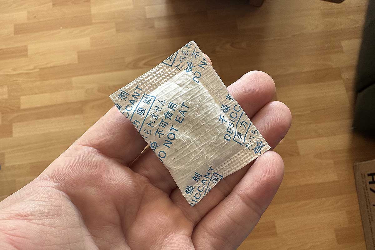 Un sachet de gel de silice.