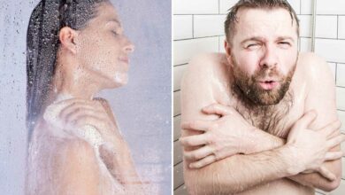 Une femme et un homme sous la douche à des températures différentes.