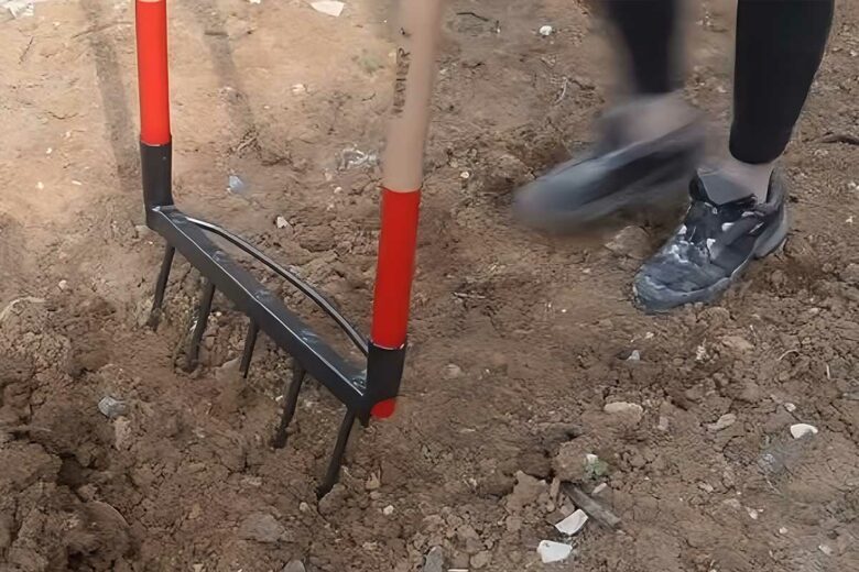 Un outil de jardin conçu pour aérer la terre avant les semis.