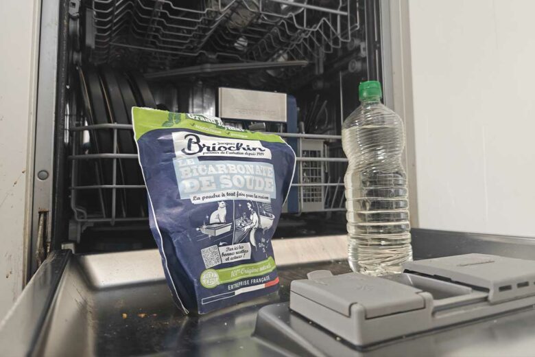 Du vinaigre blanc et du bicarbonate de soude.