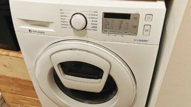 Un lave-linge dans une buanderie.