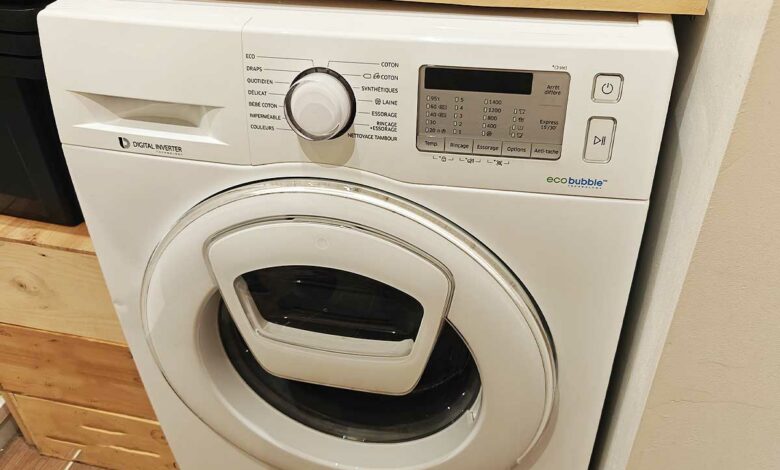 Un lave-linge dans une buanderie.