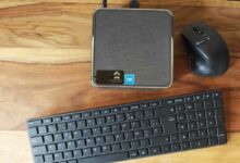 Un mini PC sur un bureau.