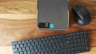 Un mini PC sur un bureau.