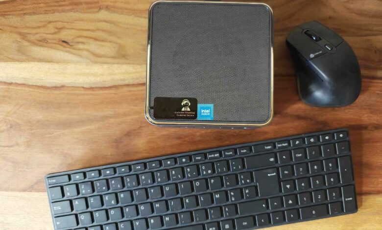 Un mini PC sur un bureau.