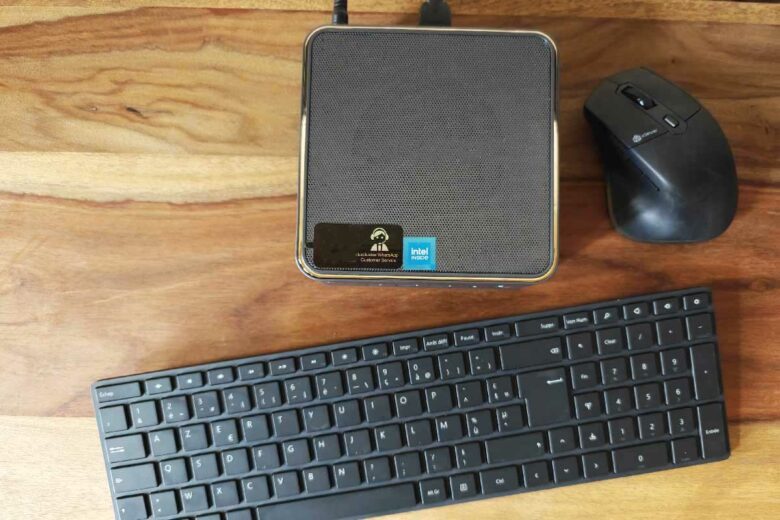 Un mini PC sur un bureau.