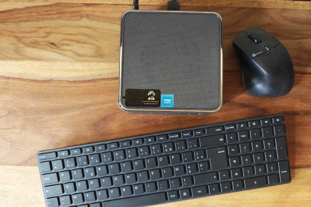 Un mini PC sur un bureau.