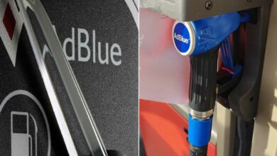 Réservoir d'AdBlue vide et pompe de station service.