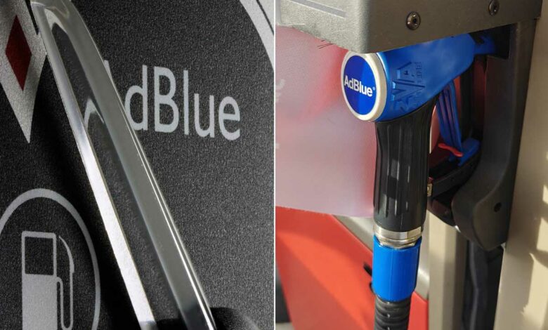 Réservoir d'AdBlue vide et pompe de station service.