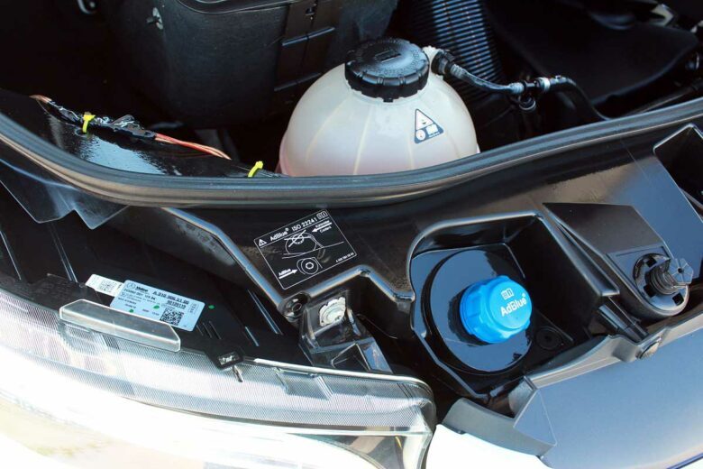 Un réservoir d'AdBlue près du compartiment moteur.