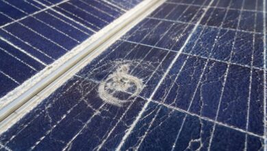 Un panneau solaire brisé avec un impact de grêlon.