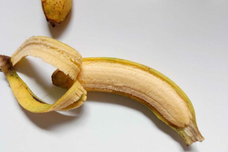 Une banane épluchée.