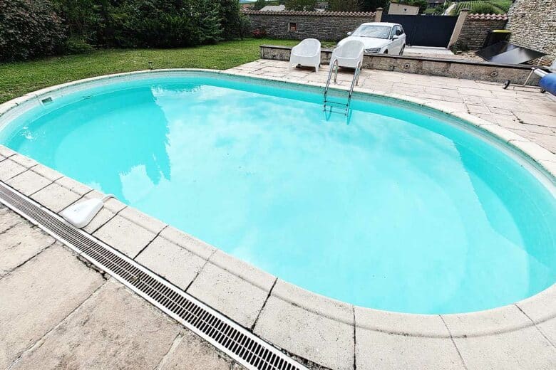 Une piscine remplie.