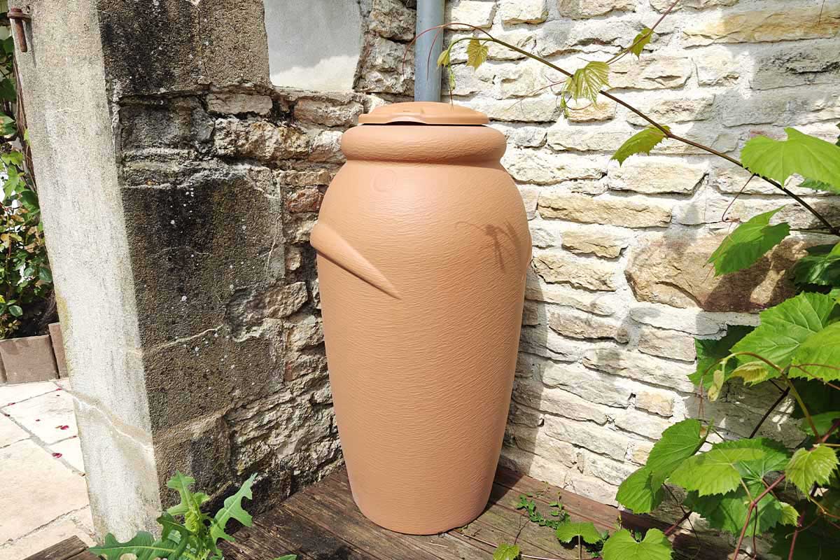 Un récupérateur d'eau de pluie.