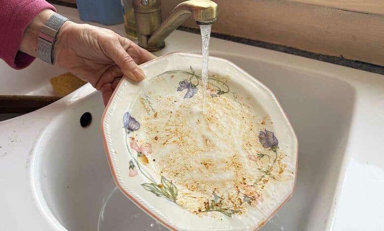 Rinçage d'une assiette.