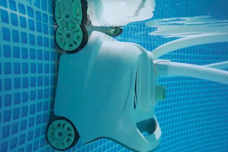 Un robot de piscine qui grimpe aux parois.
