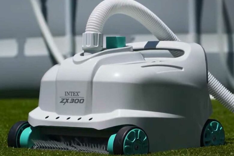 Un robot de piscine Intex.