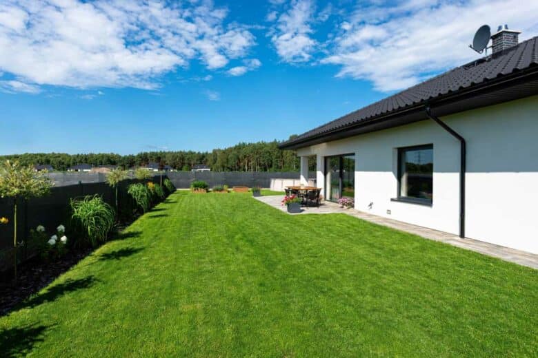 Un jardin à la pelouse bien entretenue.