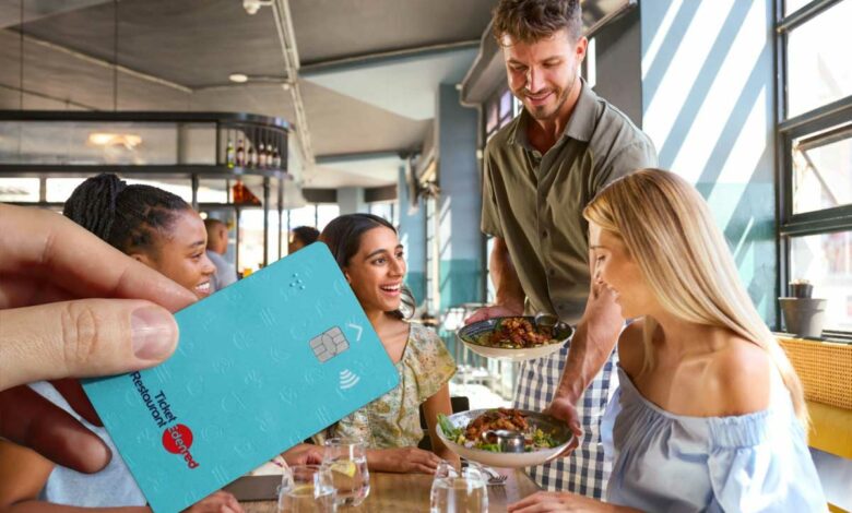 Carte de ticket restaurant donnée à un serveur.