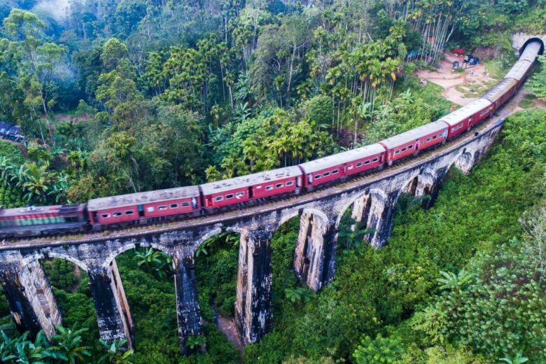 Un train circule sur un pont en pierre.