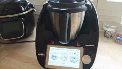 Un Thermomix TM6 sur un plan de travail.