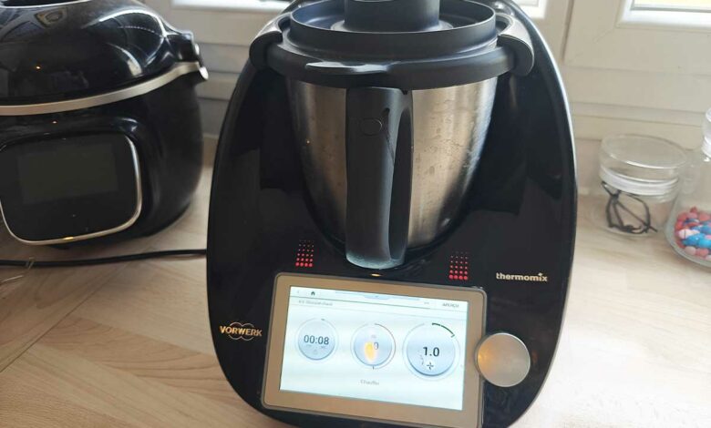 Un Thermomix TM6 sur un plan de travail.