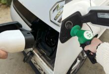 Une recharge de voiture électrique et un plein de voiture thermique.