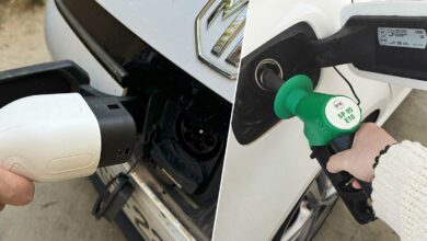 Une recharge de voiture électrique et un plein de voiture thermique.