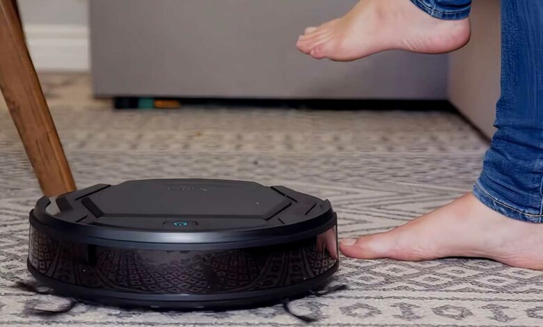 Un robot aspirateur qui passe sous un canapé ou dort une enfant.
