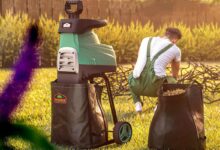 Un homme dans le jardin avec un broyeur de végétaux.