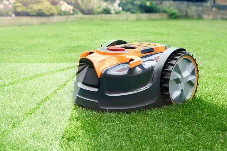 Un robot tondeuse LawnMaster.