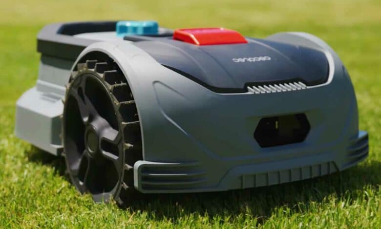 Un robot tondeuse effectue une tonte de la pelouse.