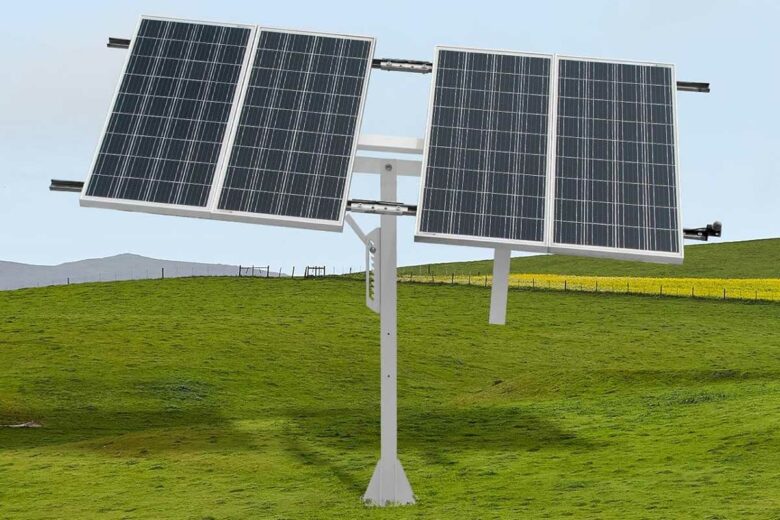Un tracker solaire avec 4 panneaux photovoltaïques installés.