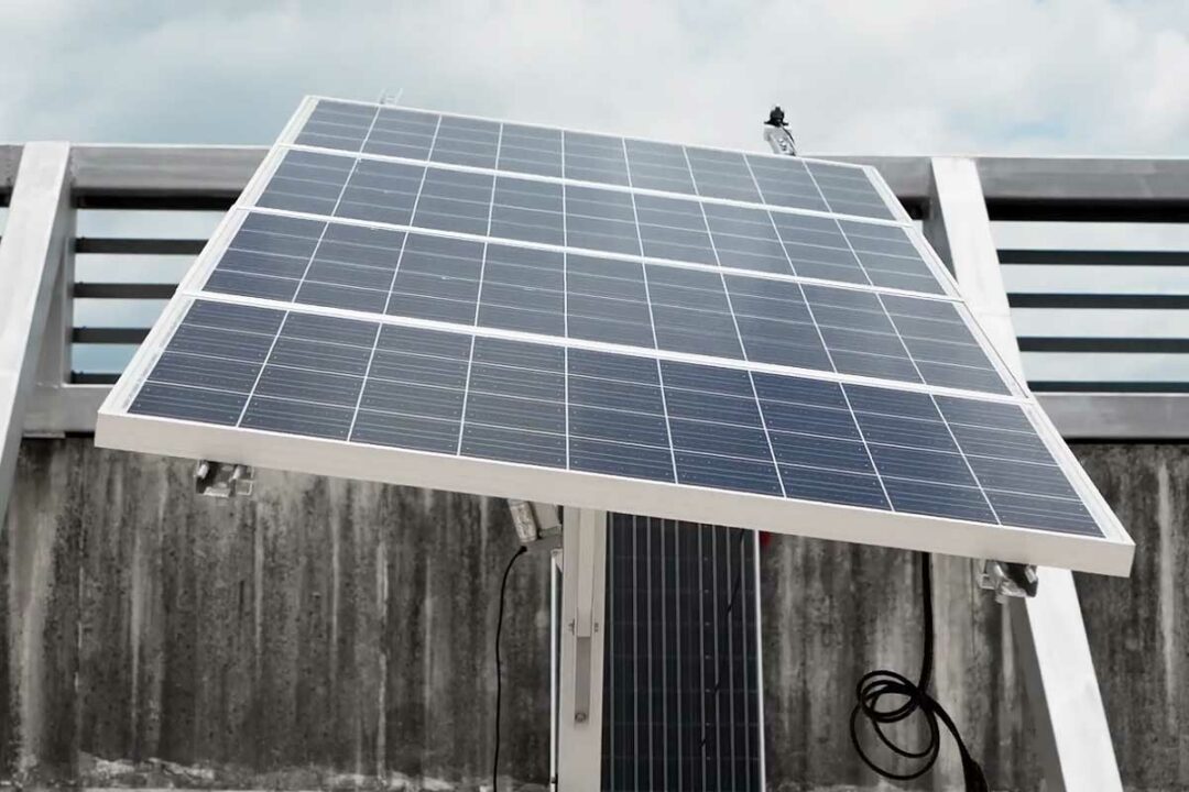 Un panneau solaire équipé d'un tracker.