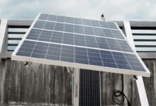 Un panneau solaire équipé d'un tracker.