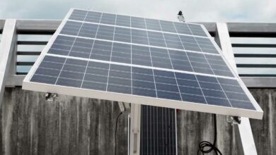 Un panneau solaire équipé d'un tracker.